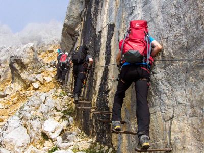 013-Im Gamsaengersteig auf der Jaegerwandtreppe